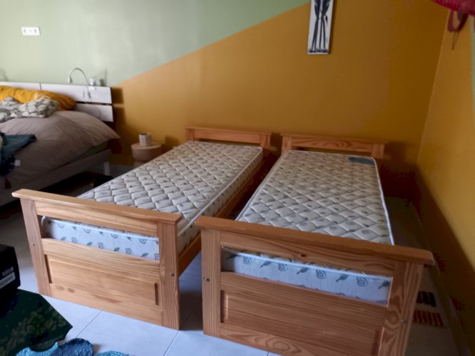 2 LITS JUMEAUX avec matelas vendus seulement ensemble