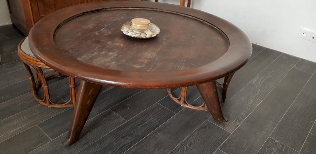Belle table ronde en bois exotique
