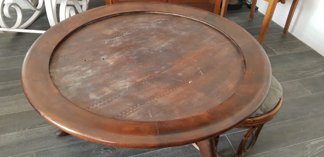 Belle table ronde en bois exotique
