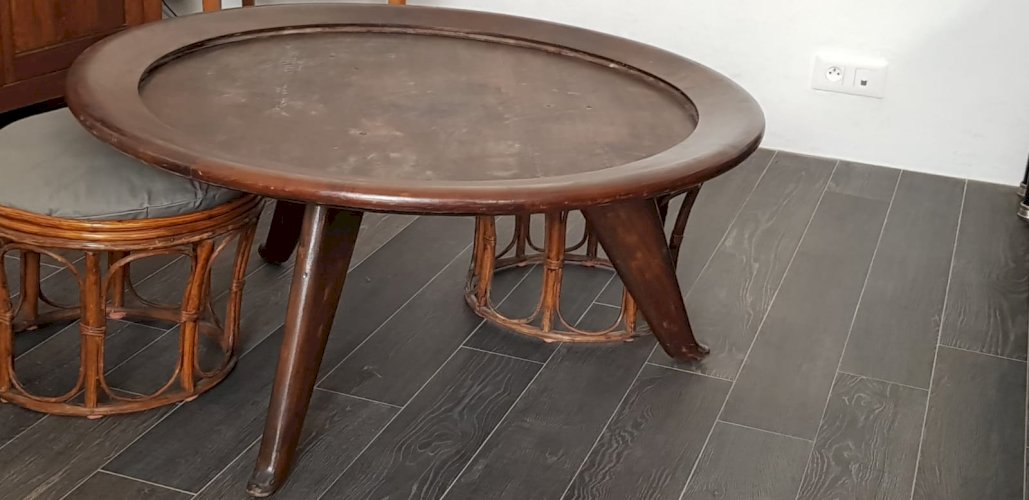 Belle table ronde en bois exotique