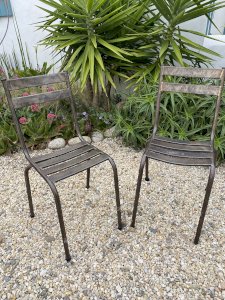 Deux chaises industrielles