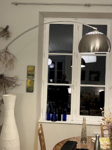 Lampadaire arqué en laiton avec base en marbre noir.