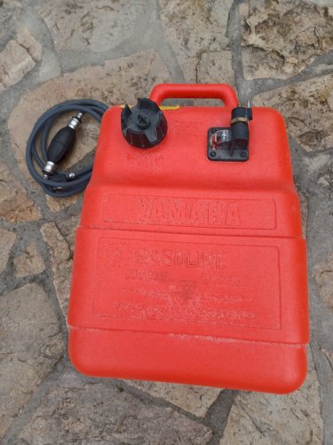 Vends réservoir 50 l neuf yamaha avec système  d alimentation 